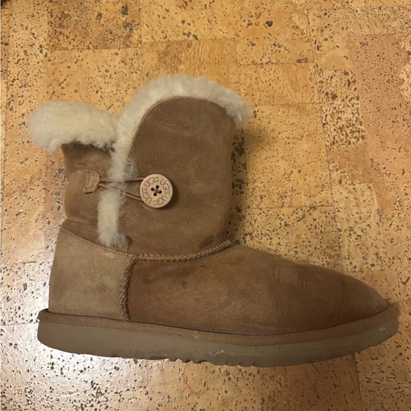 Women’s classic bailey button uggs Size: 5 - Picture 7 of 13
